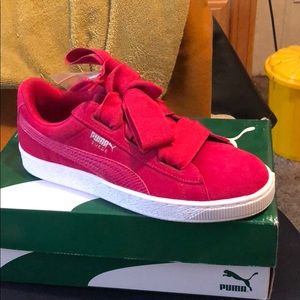 Bought for gf she can't fit them Women Puma Size 7